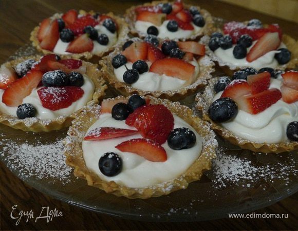 Тарталетки с ягодами и взбитыми сливками