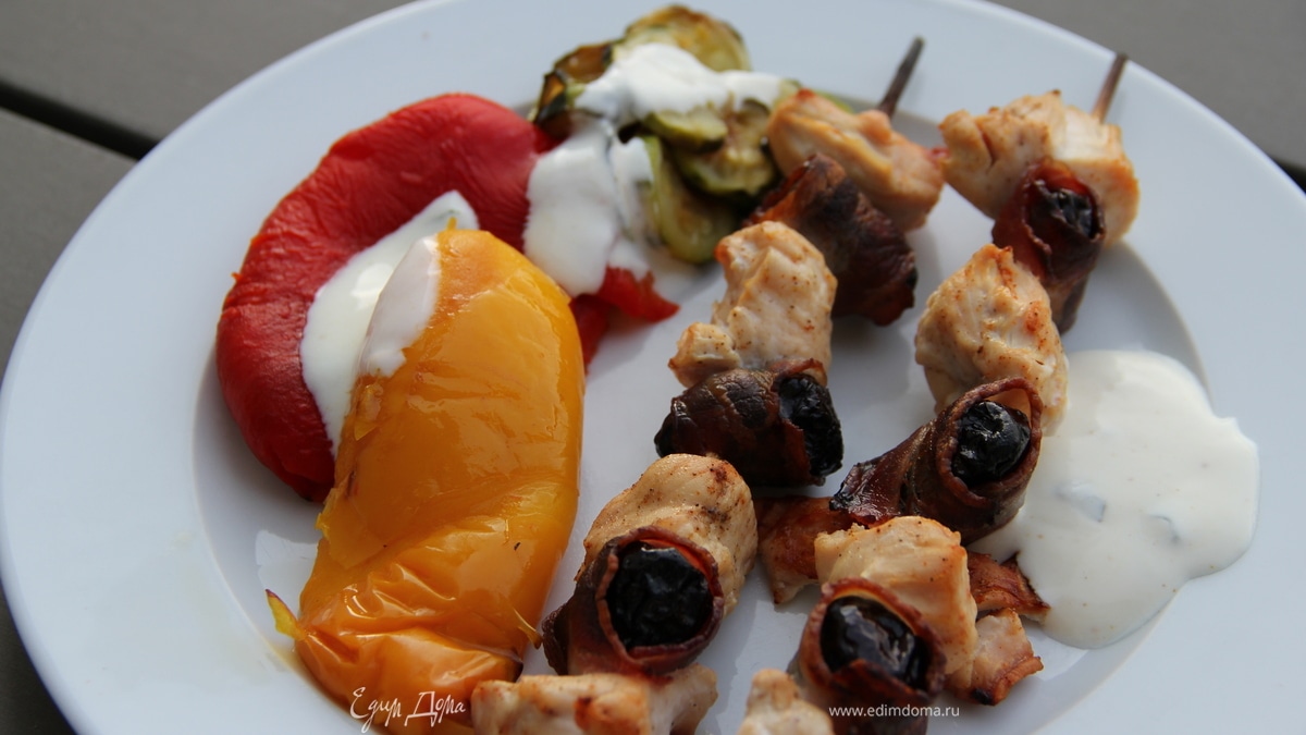 Куриные шашлычки с беконом и черносливом + очень вкусный соус к ним