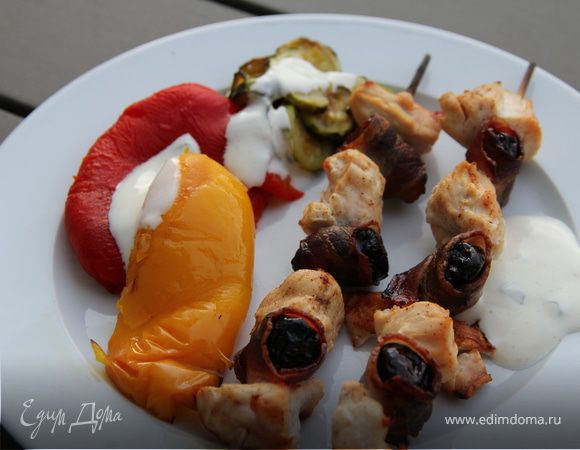 Куриные шашлычки с беконом и черносливом + очень вкусный соус к ним