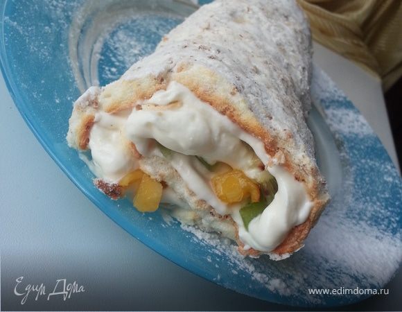 Меренговый рулет со сливочно-фруктовой начинкой Меренговый рулет со сливочно-фруктовой начинкой