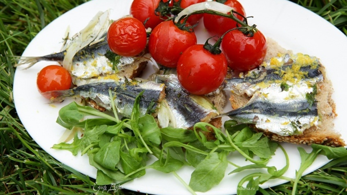 Сардинки, запеченные с фенхелем и помидорами черри 