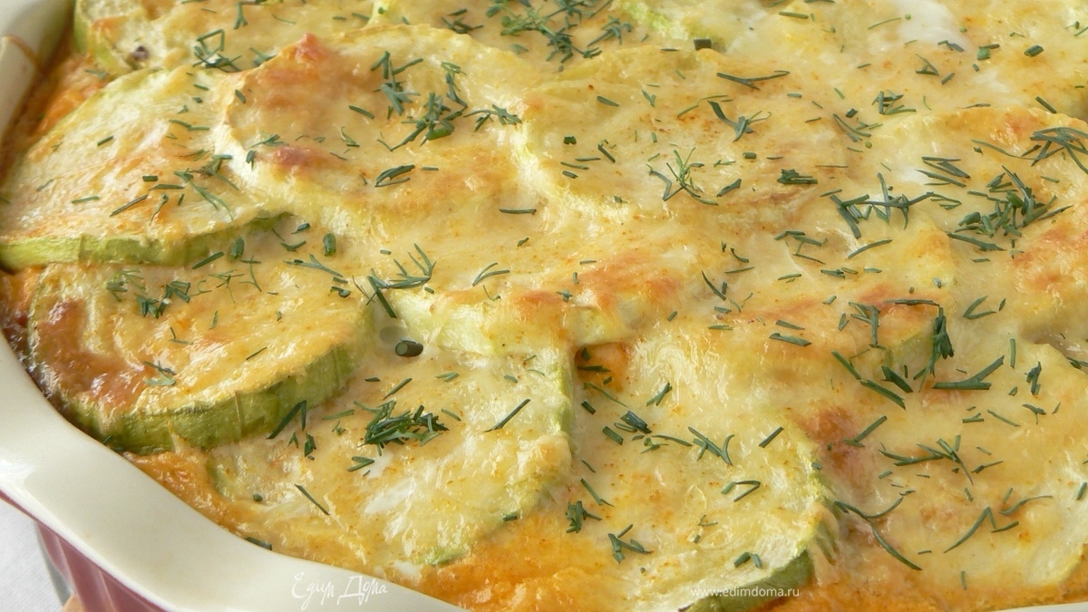 Запеканка с фетучини, кабачками и курицей