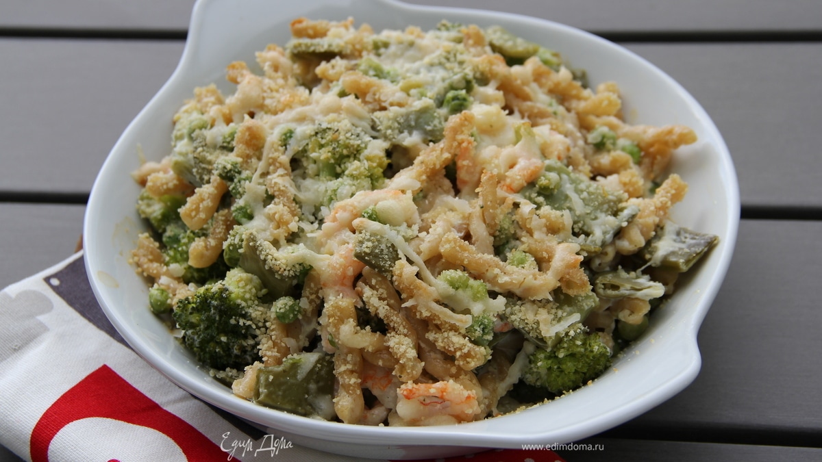 Запеченная паста с креветками, зелеными овощами и ароматным сыром