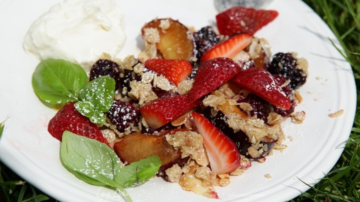 Крамбл с ежевикой, клубникой и сливами