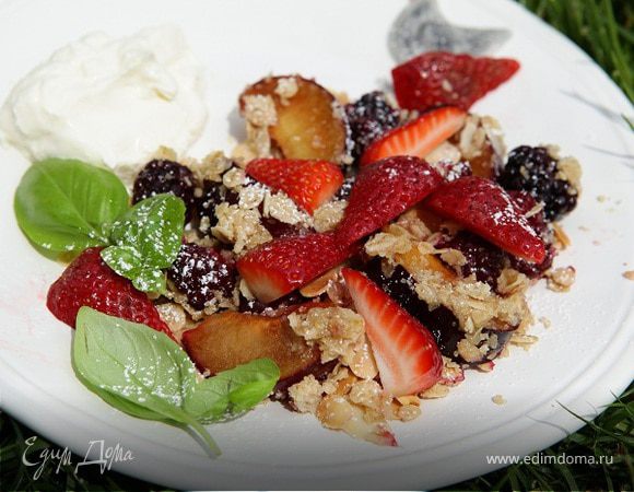 Крамбл с ежевикой, клубникой и сливами Крамбл с ежевикой, клубникой и сливами