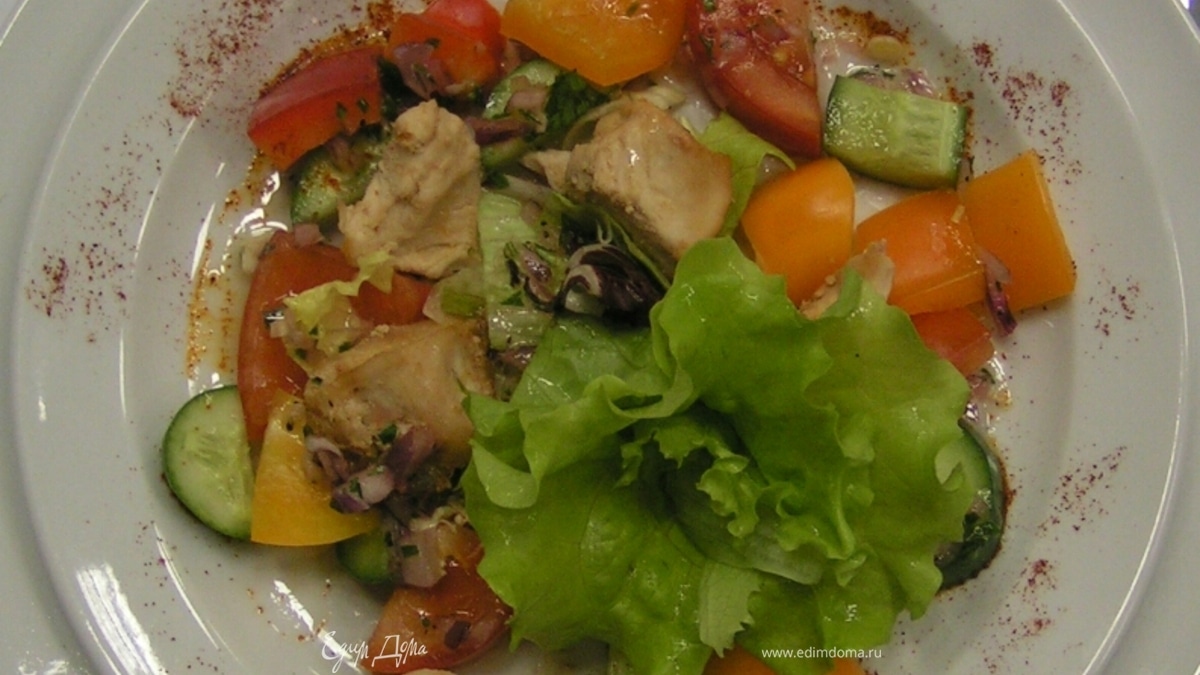 Салат с запеченной курицей и овощами