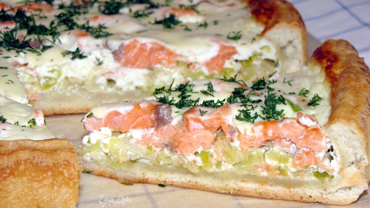 Нежный пирог с лососем, рикоттой и луком-пореем