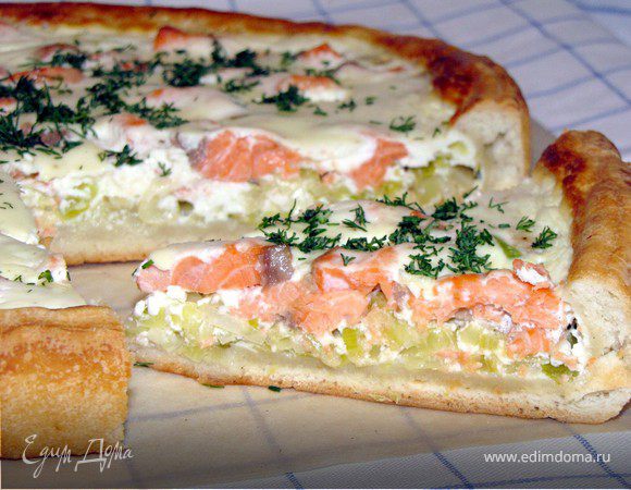Нежный пирог с лососем, рикоттой и луком-пореем