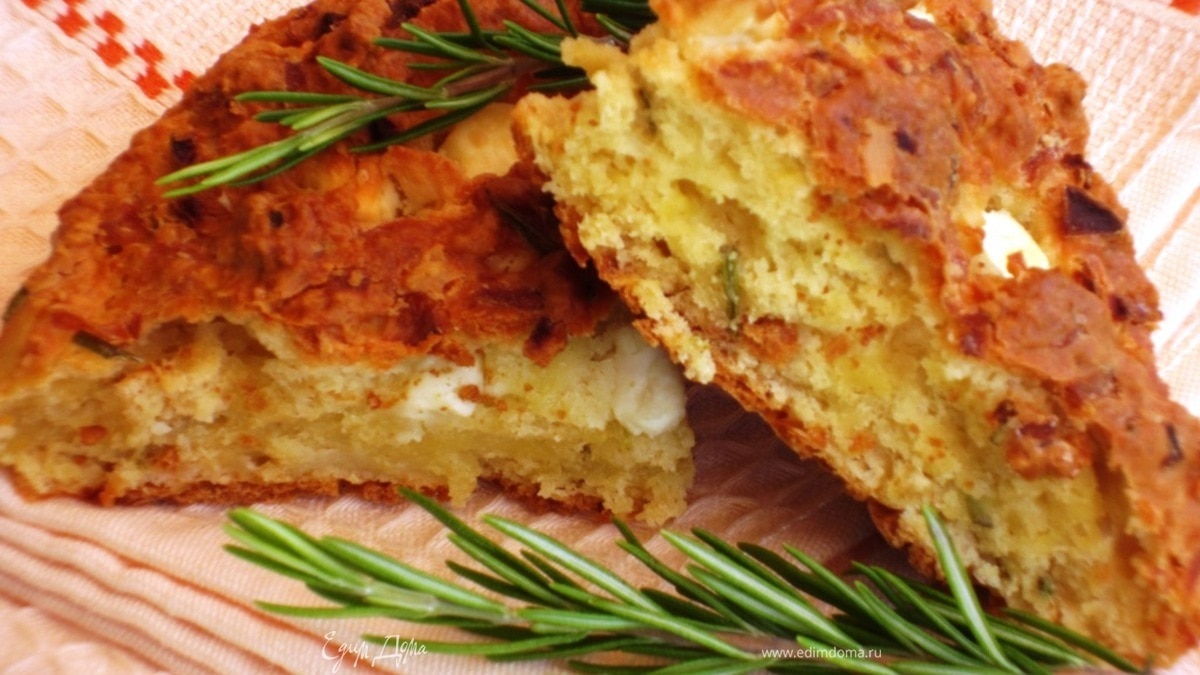 Пирог с сыром фета и розмарином