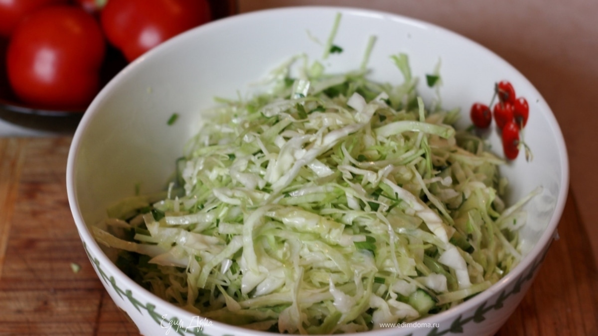 Салат из молодой капусты с огурцами