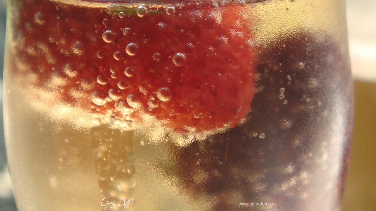 Шампанское с клубникой