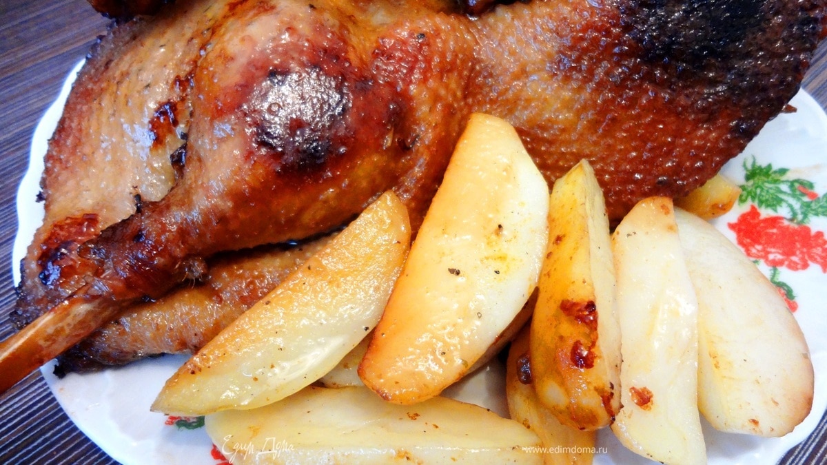 Запеченный гусь в пикантном маринаде