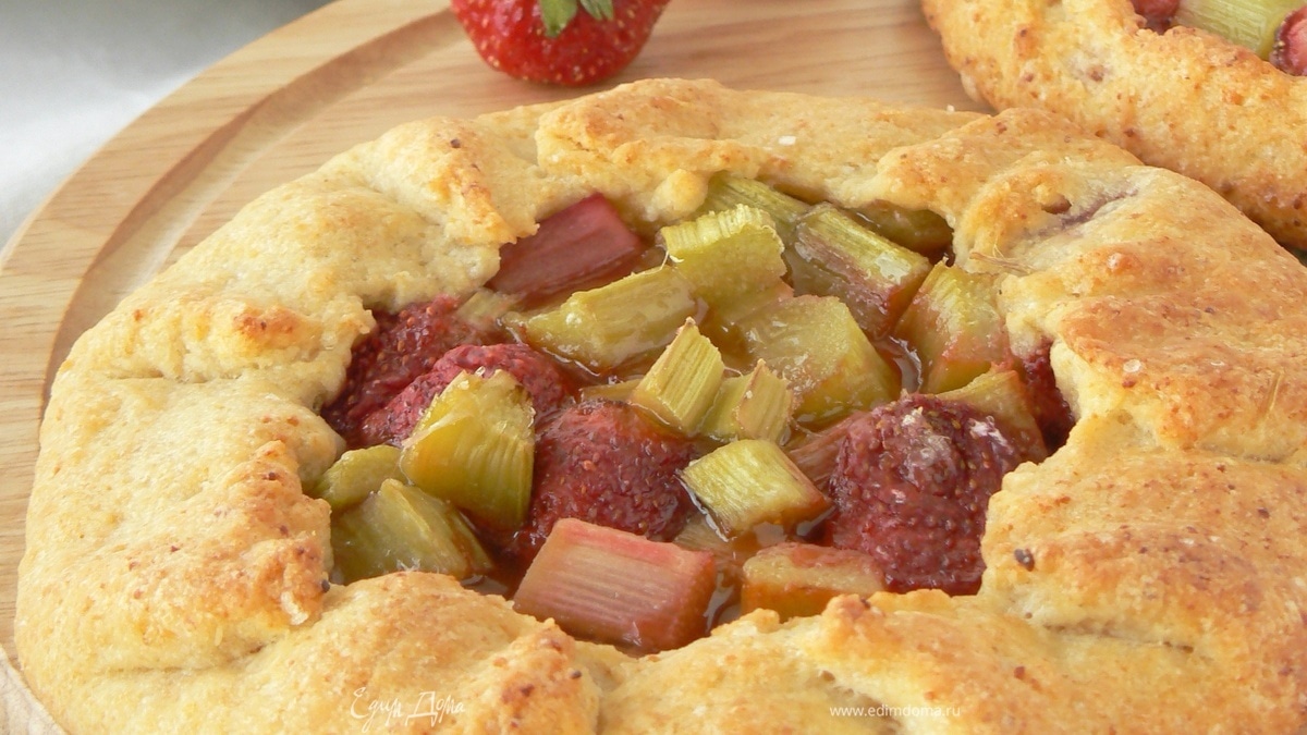 Галета творожная с ревенем и клубникой