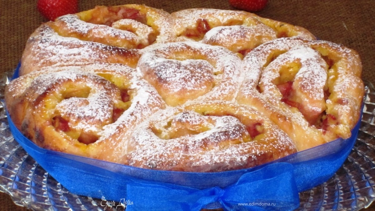 Нежный пирог с клубникой и заварным кремом