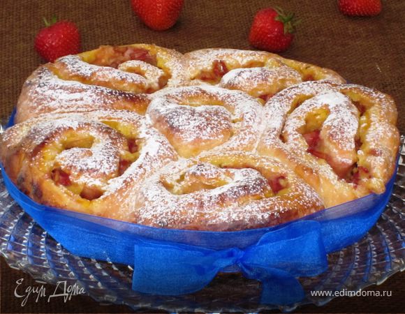 Нежный пирог с клубникой и заварным кремом Нежный пирог с клубникой и заварным кремом