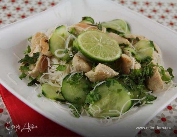 Салат из рисовой лапши с курицей и огурцами в азиатском стиле Салат из рисовой лапши с курицей и огурцами в азиатском стиле