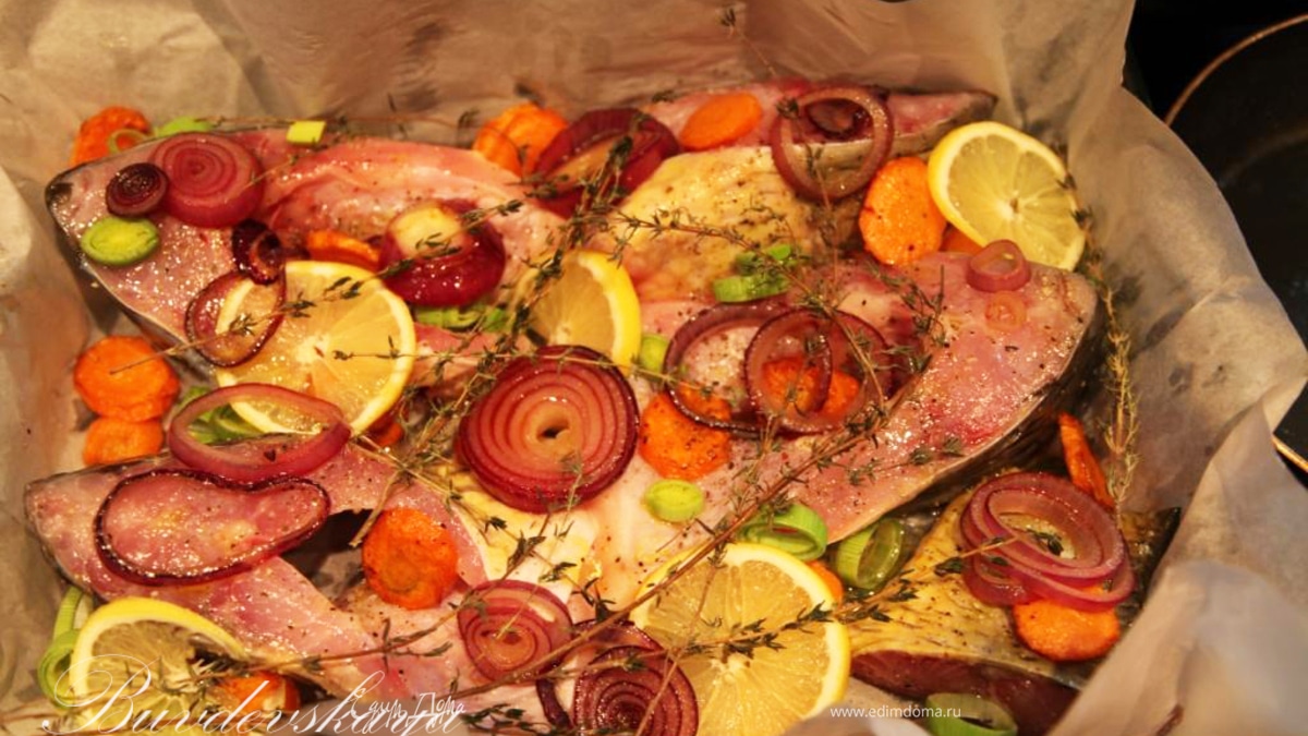 Карп, запеченный с овощами