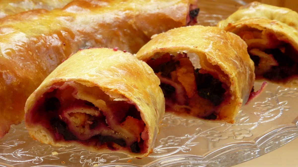 Венгерский ретеш с жимолостью и абрикосами