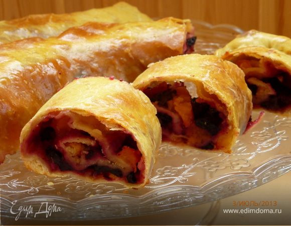 Венгерский ретеш с жимолостью и абрикосами