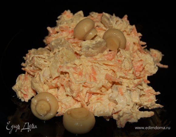 Салат с курицей, морковью и грибами