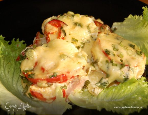 Картофель, запеченный в сметанном соусе с ветчиной, огурчиками, помидорами и сыром Картофель, запеченный в сметанном соусе с ветчиной, огурчиками, помидорами и сыром