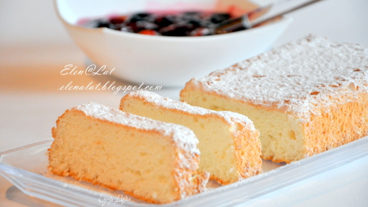 Бисквит на белках с ягодным соусом