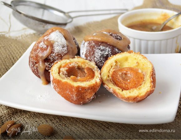 Пончики с абрикосами и миндальной начинкой