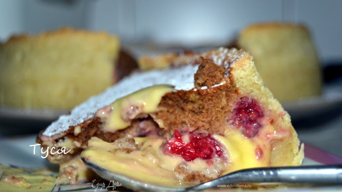 Пирог с малиной в ванильном креме под ореховым одеялом