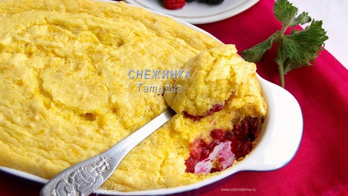 Воздушный пудинг из кукурузных палочек с малиной