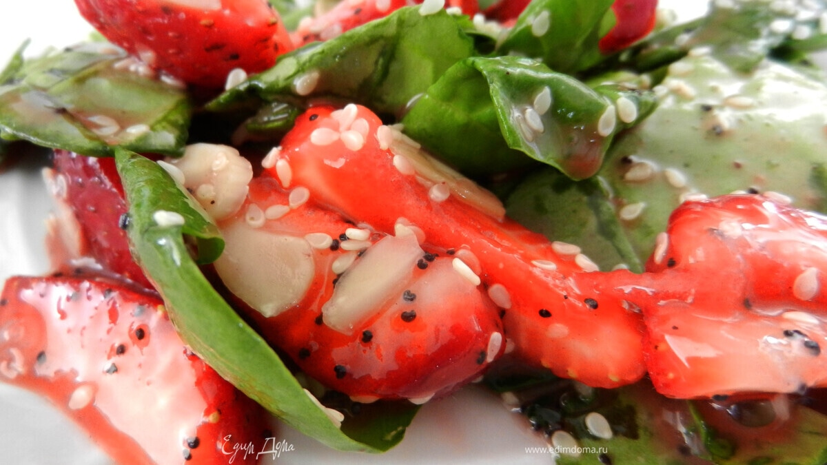Быстрый салат со шпинатом и клубникой