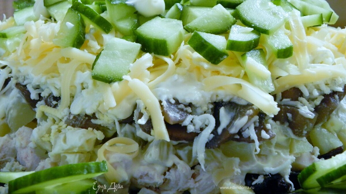 Рецепт салата с курицей, грибами, сыром и огурцами