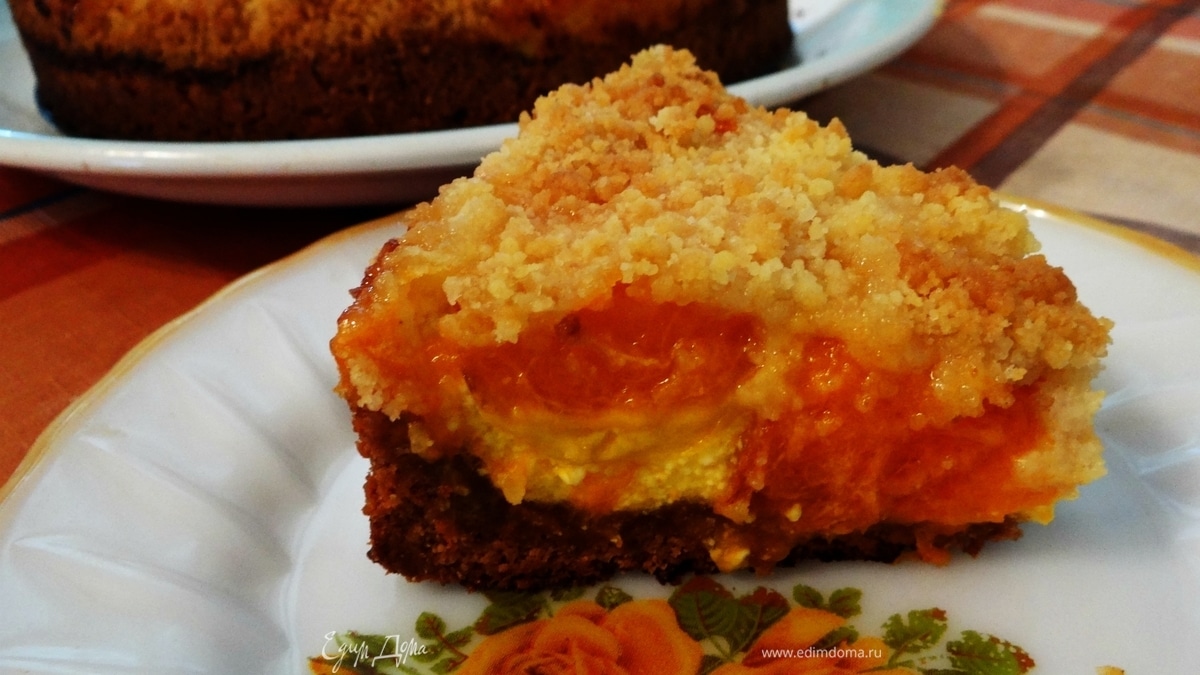 Темный пирог с творогом и абрикосами под штрейзелем "Гармония"