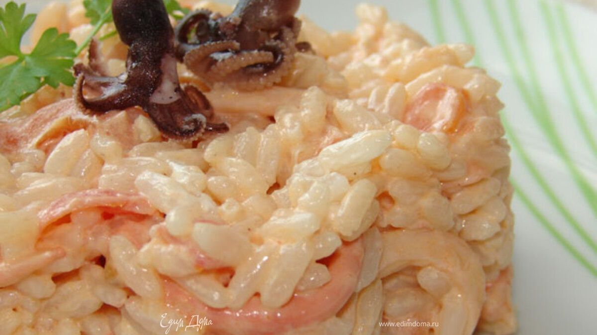 Рисовый салат с морским коктейлем