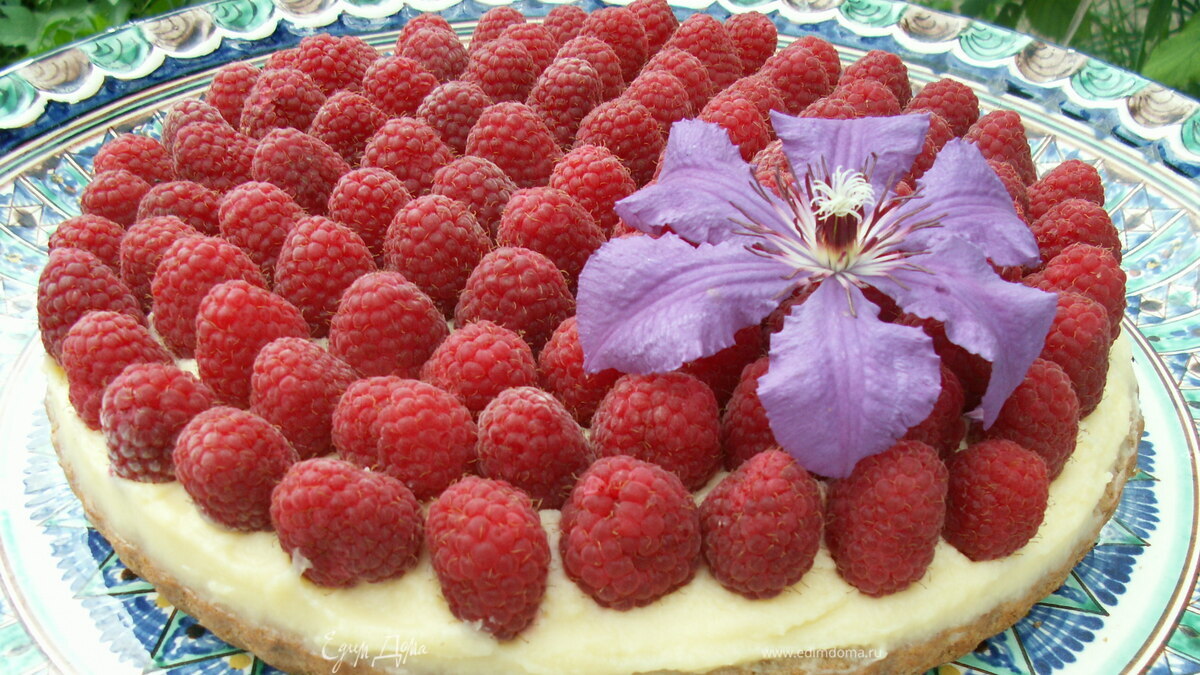 тарт с зеленым чаем и малиной