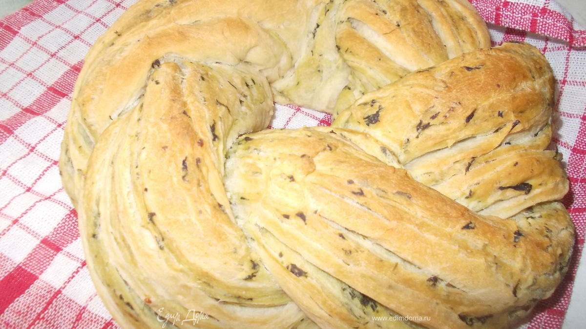 Калач плетеный с чесноком и шпинатом