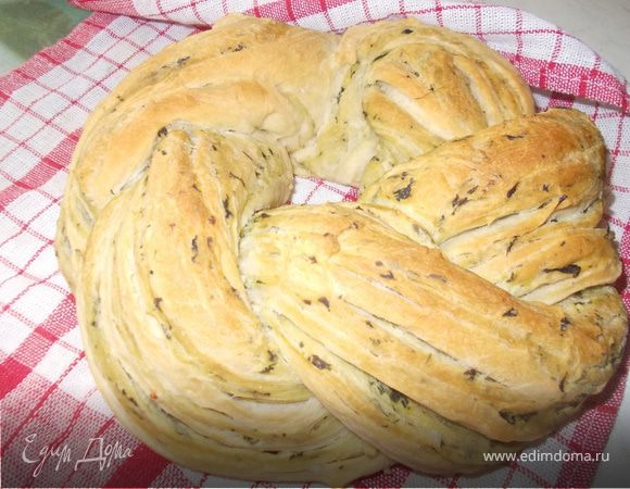 Калач плетеный с чесноком и шпинатом Калач плетеный с чесноком и шпинатом