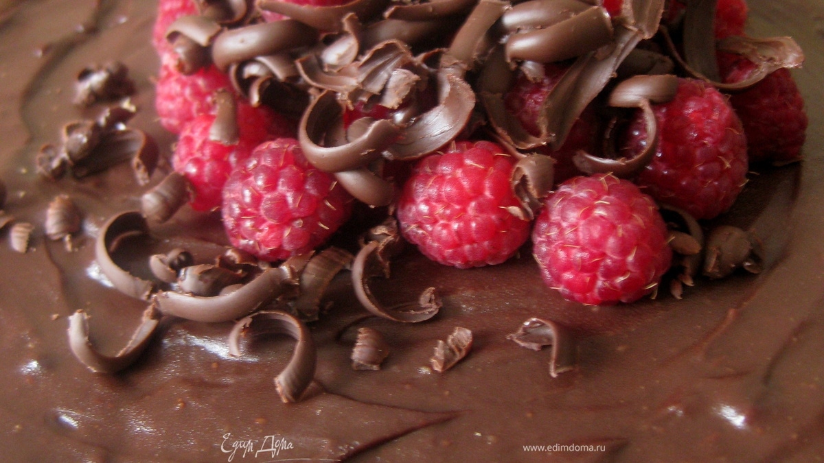 Трюфельный тарт с малиной