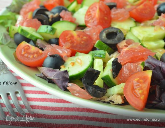 Салат с тунцом и свежими овощами под вкуснейшей заправкой Салат с тунцом и свежими овощами под вкуснейшей заправкой