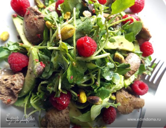 Салат с печенью, авокадо, малиной и фисташками Салат с печенью, авокадо, малиной и фисташками