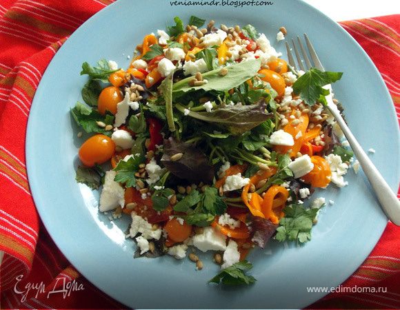 Салат с запеченным сладким перцем, томатами и фетой