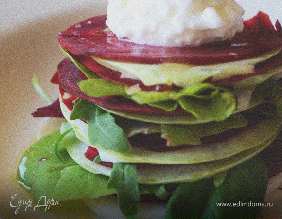 Закуска из свеклы и кольраби с домашним сыром и соусом из оливкового масла и лимонного сока