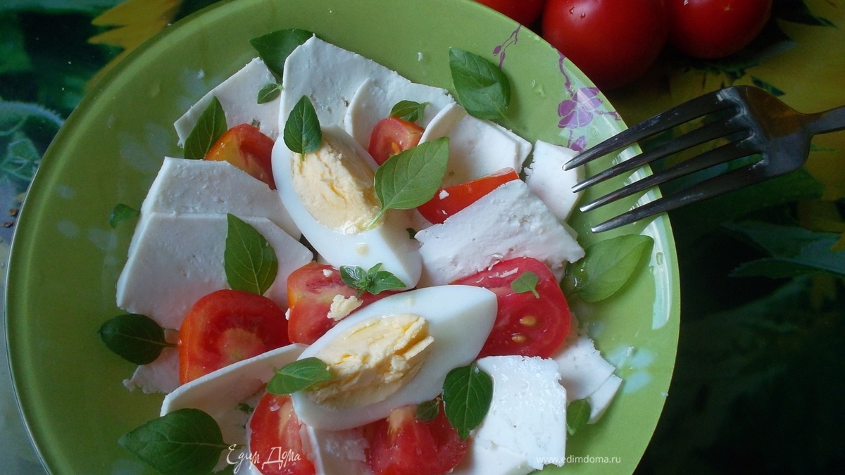 Салат с брынзой, помидорами и яйцом