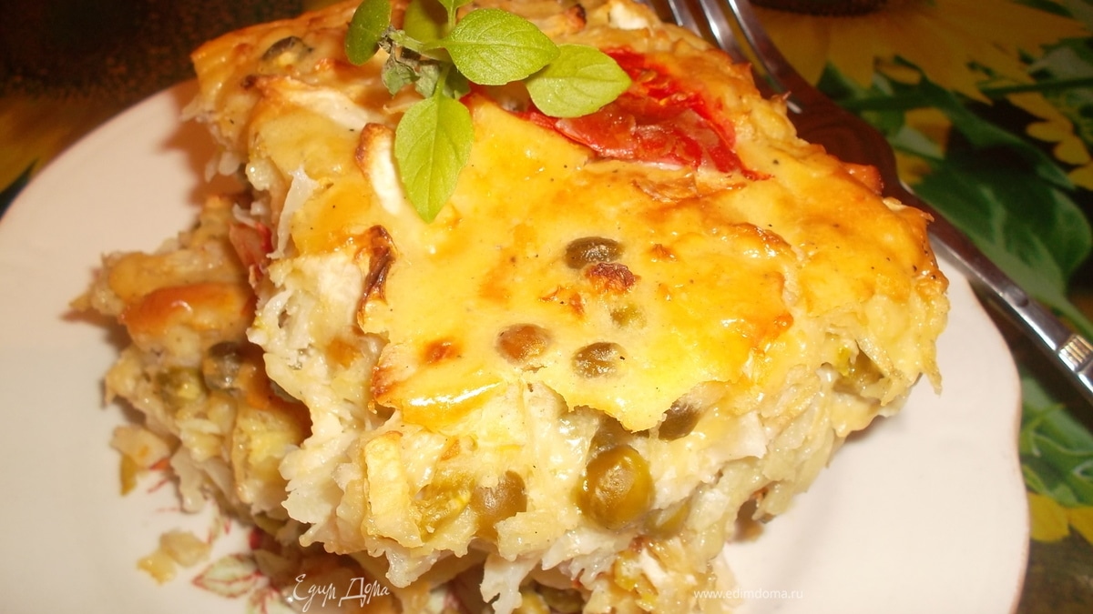 Запеканка из молодого картофеля с капустой, сыром и зеленым горошком