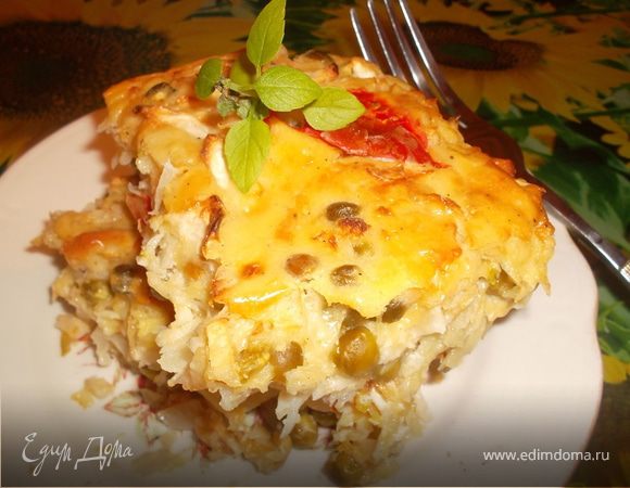 Запеканка из молодого картофеля с капустой, сыром и зеленым горошком