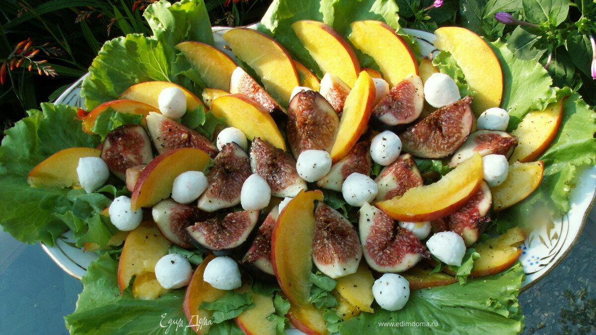 салат с инжиром, персиками и моцареллой