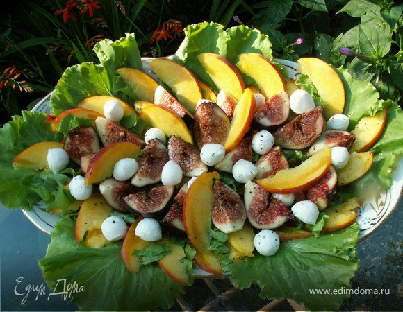 салат с инжиром, персиками и моцареллой салат с инжиром, персиками и моцареллой