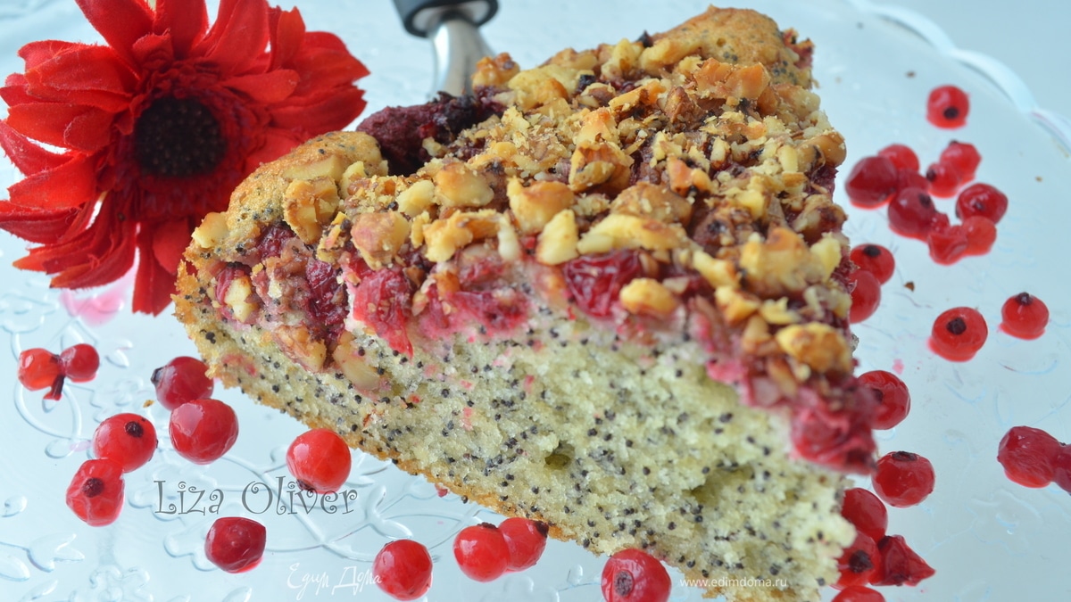 Маковник с сезонными ягодами и ореховой корочкой