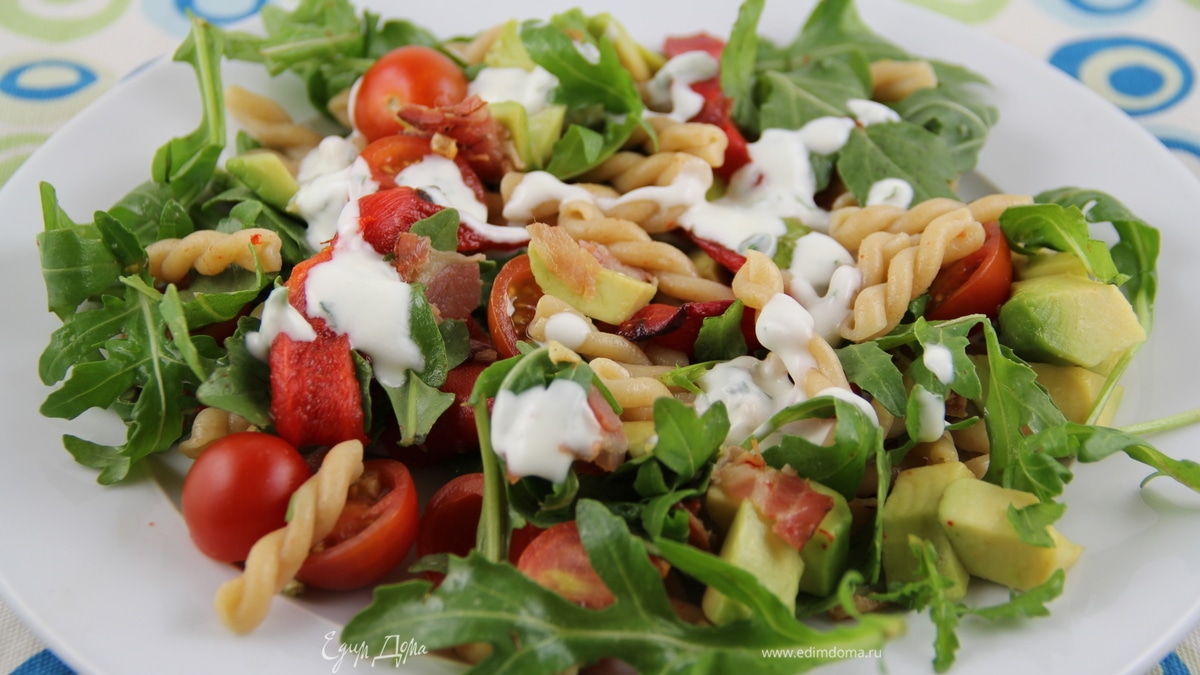 Салат с пастой, авокадо, овощами и беконом