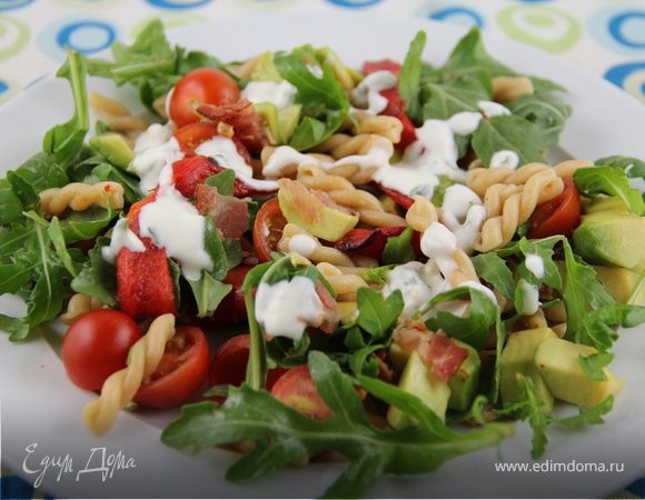 Салат с пастой, авокадо, овощами и беконом Салат с пастой, авокадо, овощами и беконом