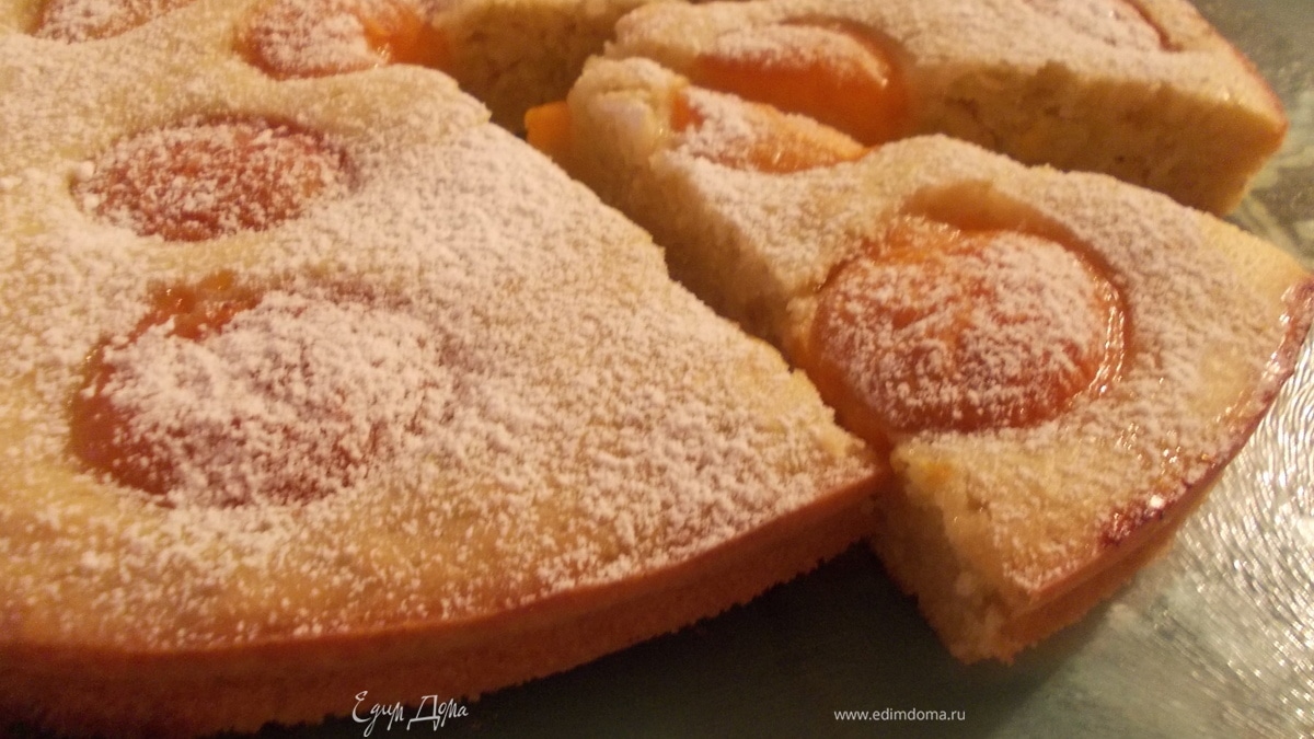 Пирог из кабачкового теста с абрикосами